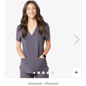 Figs casma 3 pocket scrub top in charcoal